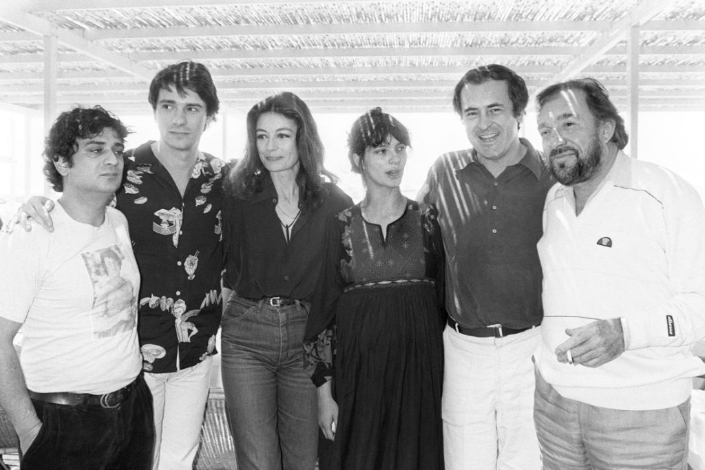 Laura Morante vicino a Bernardo Bertolucci a Cannes, nel 1981, alla presentazione de "La tragedia di un uomo ridicolo". Da sinistra: Victor Cavallo, Ricky Tognazzi, Anouk Aimée, la Morante, Bertolucci e Ugo Tognazzi