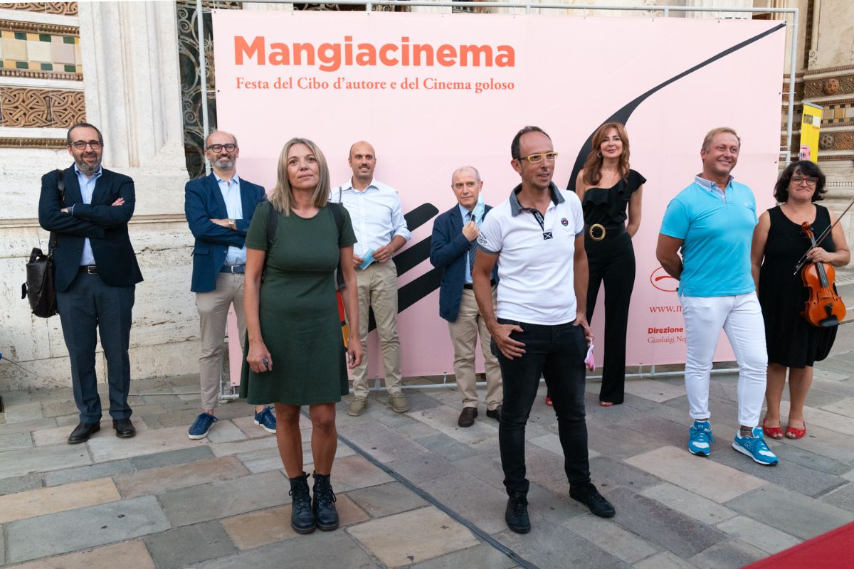 La ricetta pop di Mangiacinema 2020: "Anolini alla piacentina, pisarei alla parmigiana". Da sinistra, Claudio Rinaldi (direttore Gazzetta di Parma), Filiberto Molossi (critico Gazzetta di Parma), Barbara Belzini (critico Libertà), Gabriele Dadati (scrittore), Pietro Visconti (direttore Libertà), Gianluigi Negri (direttore artistico Mangiacinema), Carla They (arpista), Daniele Persegani (chef), Marina Mammarella (violinista) - Foto di Fabrizio Bertolini